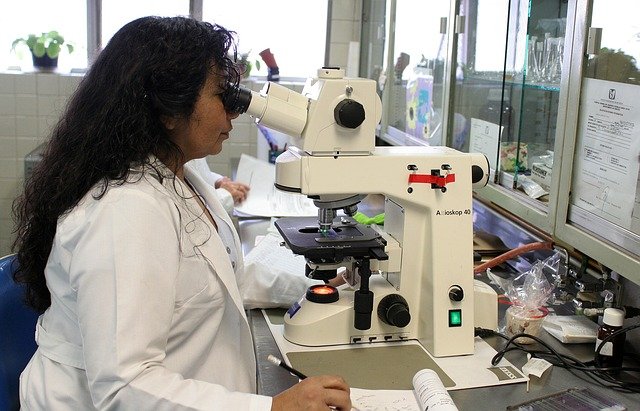 What's in Bambo Nature?- Lady working in a laboratory.